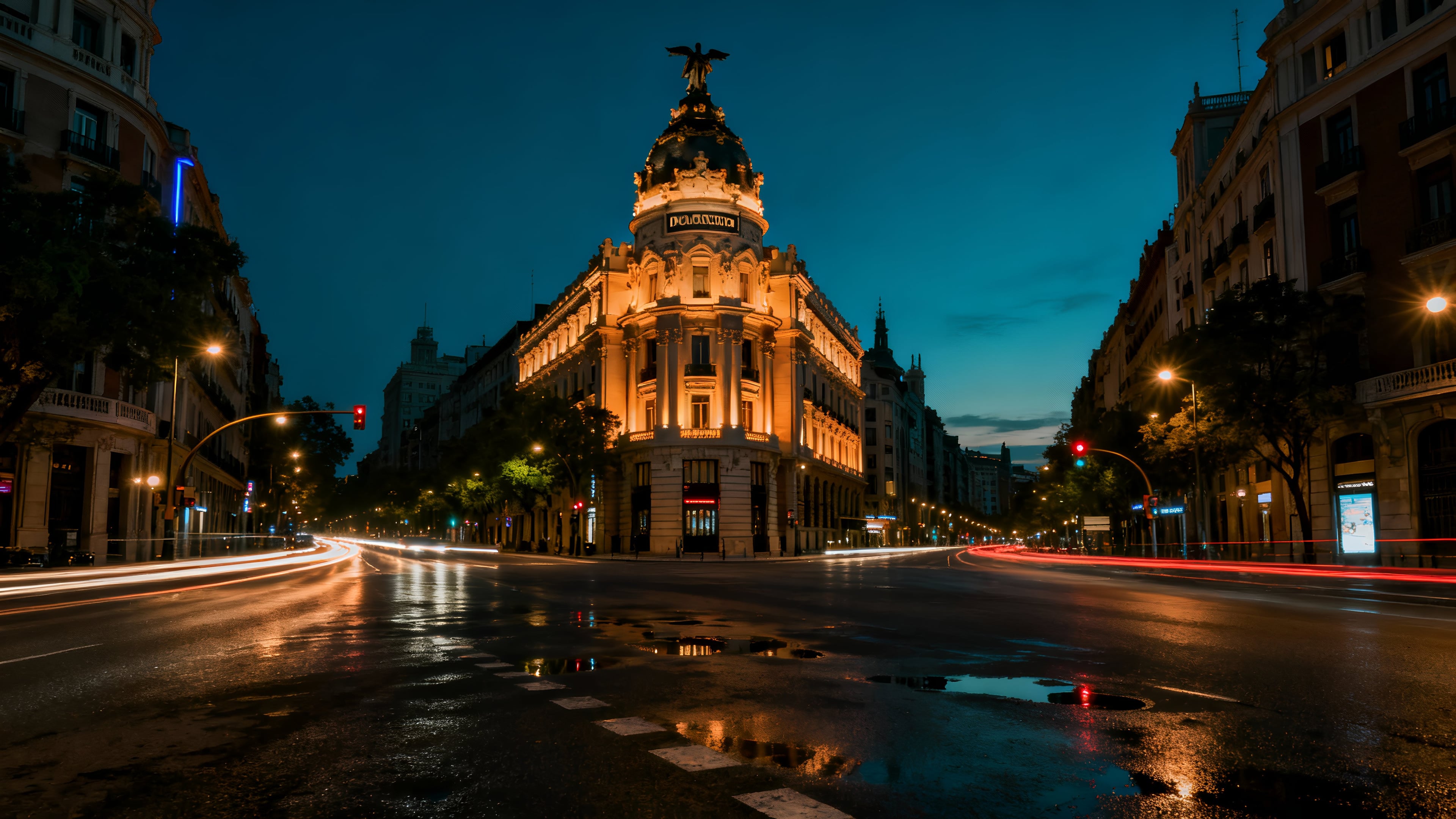 El edificio Metrópolis al anochecer en Madrid.