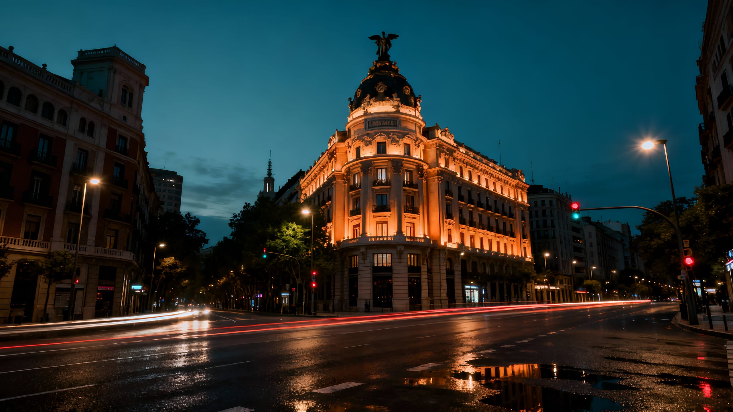 El edificio Metrópolis iluminado de noche en Madrid.