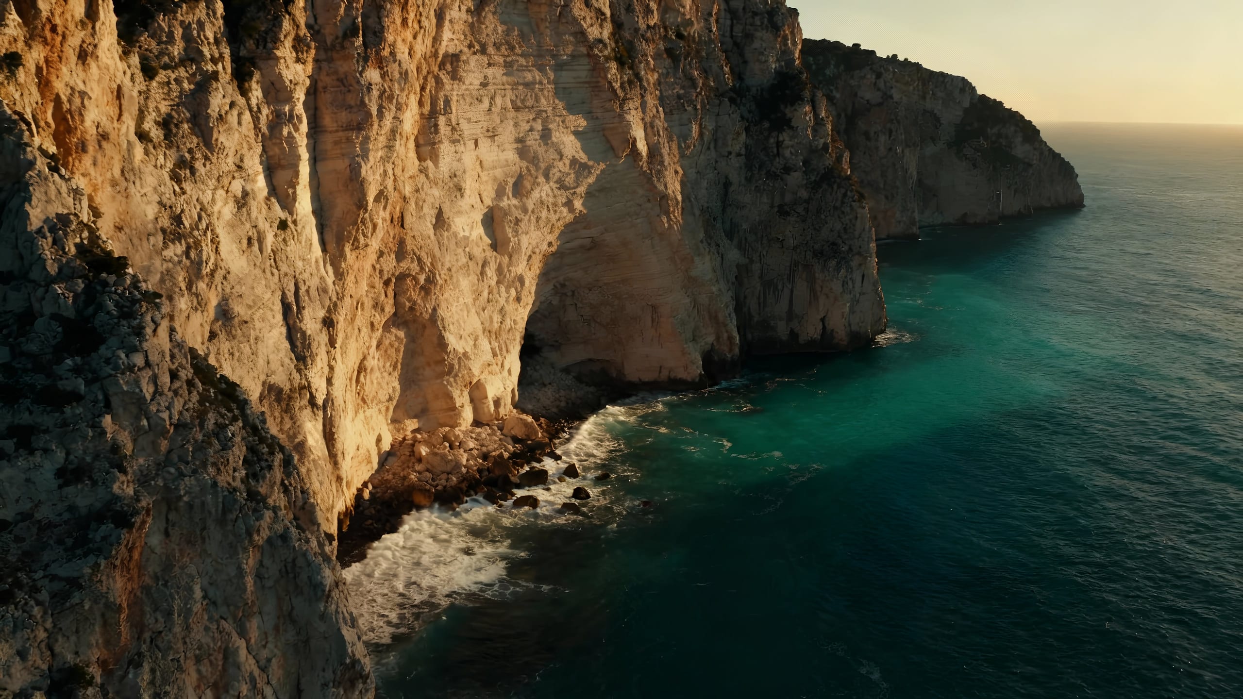 Acantilados sobre el mar Mediterráneo a la luz del atardecer.