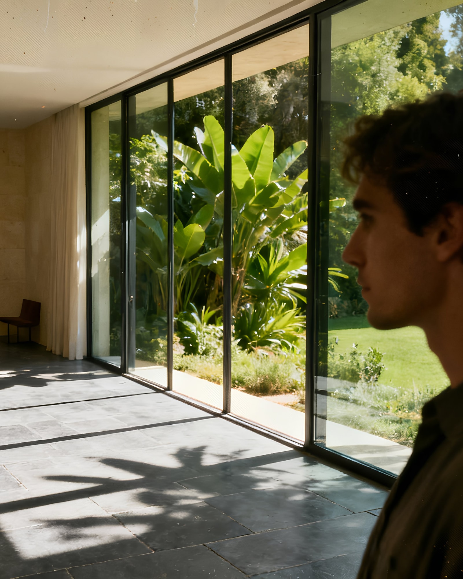 Interior de villa contemporánea abierto a un jardín diseñado.