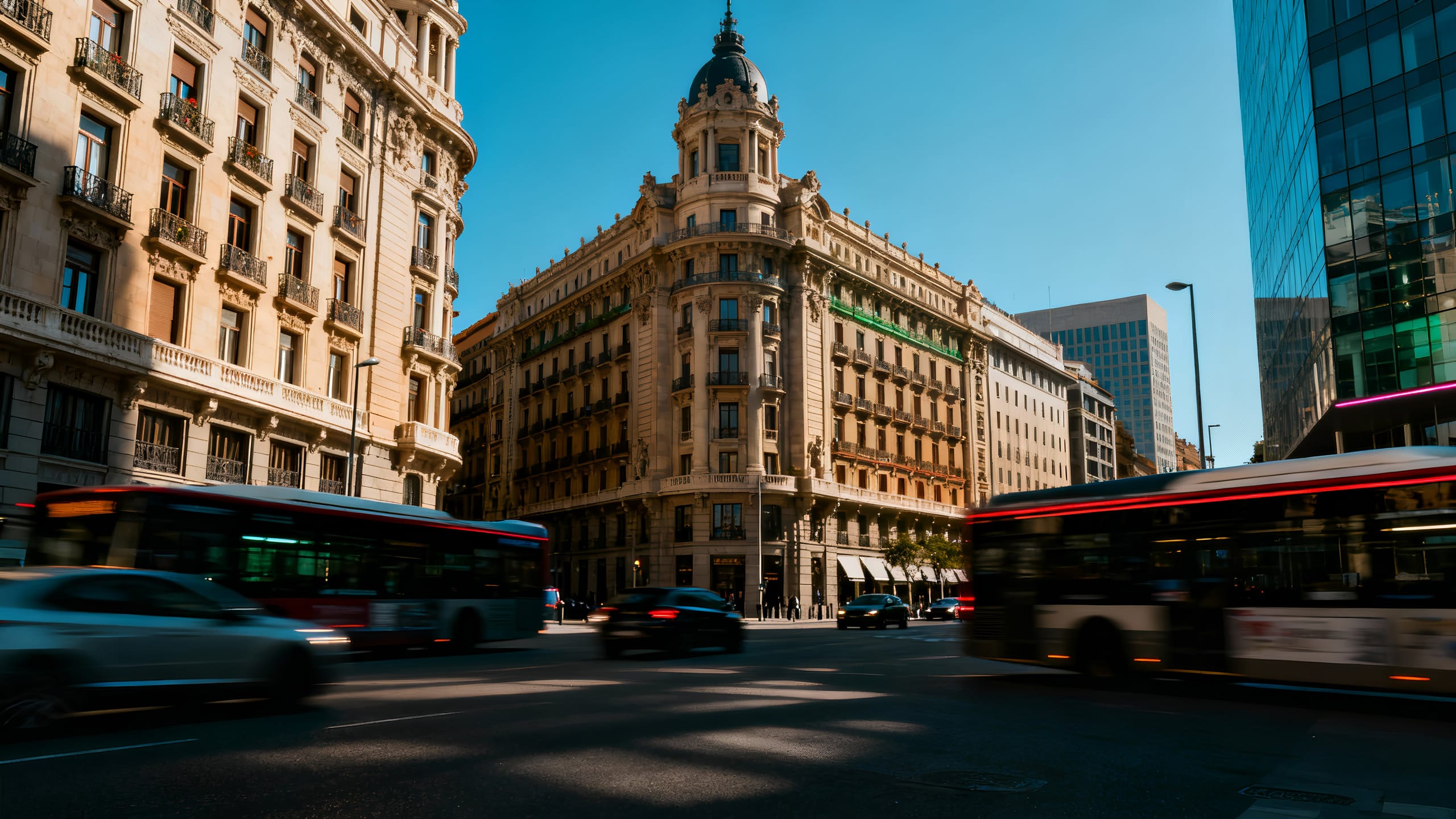 Edificio histórico de Madrid iluminado sobre la Gran Vía.